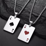 Goldene Poker Karten Kette mit Anhängern – trendiger Schmuck im Casino-Style.