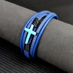 Blaues Kreuzarmband auf einer dunklen Unterlage