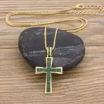 Farbige Kreuzkette als christliches Geschenk für Damen