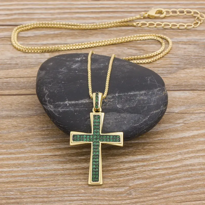 Farbige Kreuzkette als christliches Geschenk für Damen