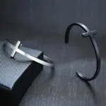 Kreuzarmband Herren – Edelstahl Cuff mit Kreuz