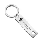 Schlüsselanhänger mit Kreuz und Herzöffnung – 1. Korinther 13,8 – Liebe bleibt – englische Inschrift
