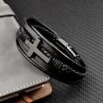 Mehrreihiges schwarzes Lederarmband mit dunklem Kreuz