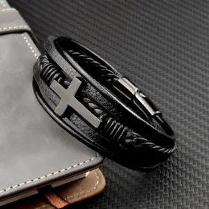 Mehrreihiges schwarzes Lederarmband mit dunklem Kreuz
