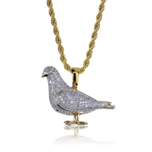 Goldfarbene Taubenkette mit funkelnden Schmucksteinen an einer goldfarbenen Kordelkette