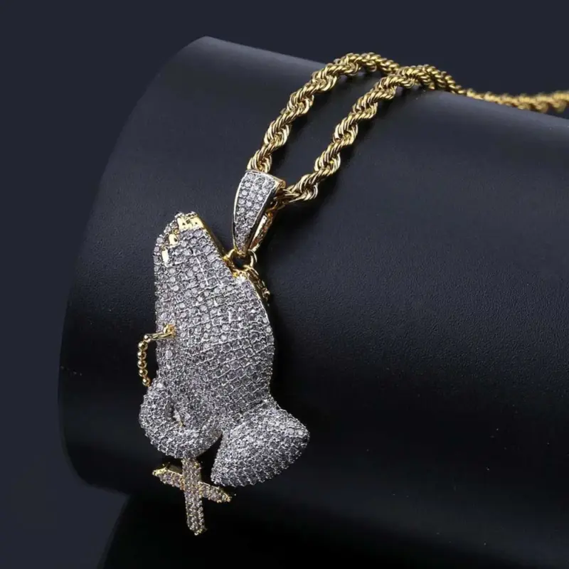Kette mit betenden Händen und Kreuz – Kordelkette Kette mit betenden Händen und Kreuz, funkelnder Anhänger an goldfarbener Kordelkette