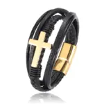 Schwarzes Lederarmband mit goldfarbenem Kreuz und Verschluss