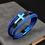 Blaue Ausführung des mehrreihigen Lederarmbands mit Kreuz