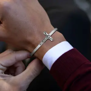 Kreuzarmband Herren aus Edelstahl mit seitlichem Kreuzmotiv