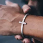 Kreuz Armreif Herren aus Edelstahl – christliches Armband