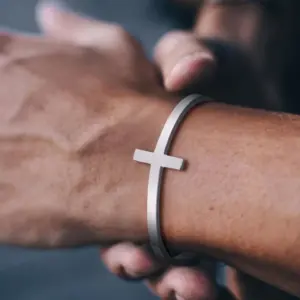 Kreuz Armreif Herren aus Edelstahl – christliches Armband