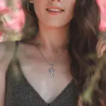 Huitan Kreuzkette mit Rose am Hals getragen