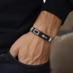 Herren-Mesharmband mit Kreuz am Handgelenk