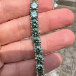 Nahaufnahme grüner Moissanit-Steine auf einer Hand