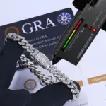 Detailaufnahme von Armband, Prüfgerät und Lieferantenunterlagen
