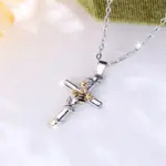 Kreuzkette mit Bienenmotiv auf hellem Untergrund