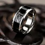 Blessed Ring mit Kreuz im Herz, schwarzem Mittelband und silberfarbenen Rändern