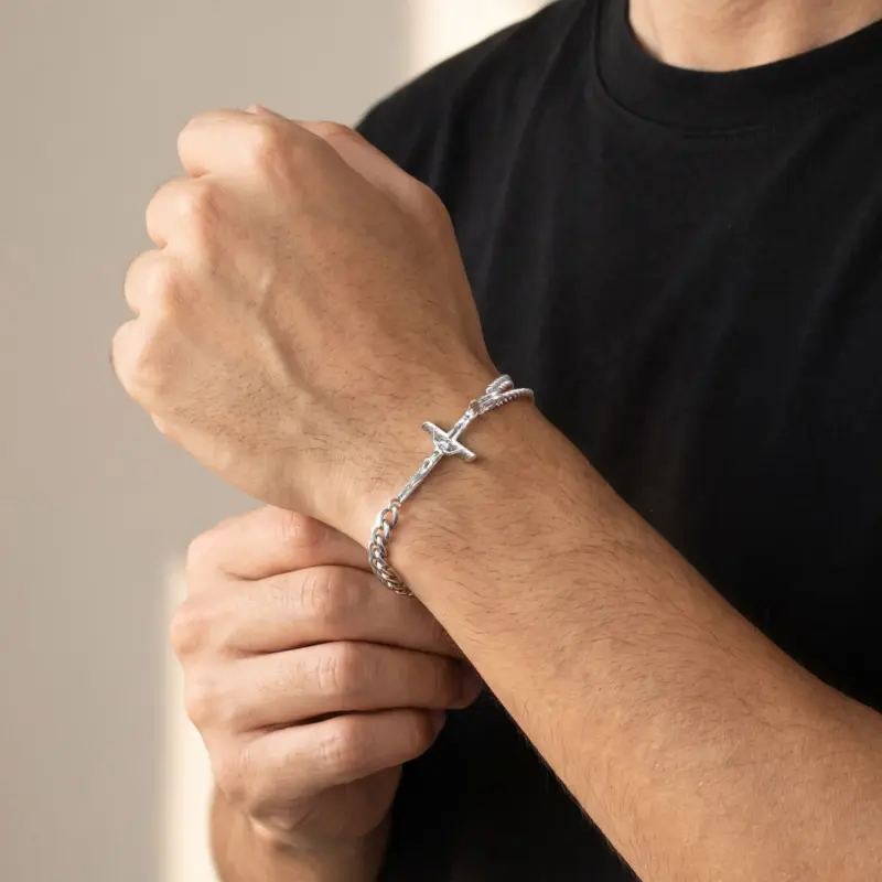 Christliches Herrenarmband mit Jesus am Kreuz – Produktansicht