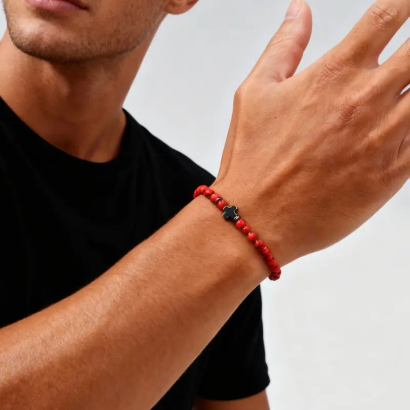 Rotes filigranes Kreuzarmband als Tragebeispiel