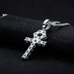 Iced Out Moissanit Kreuzkette von MossanRappr – Detailansicht
