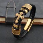 Schwarzes geflochtenes Lederarmband mit goldfarbenem verziertem Kreuz