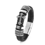 Schwarzes Lederarmband mit silberfarbenem Kreuz und silberfarbenen Metallelementen