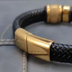 Metallverschluss des Leder-Kreuzarmbands in Goldfarben