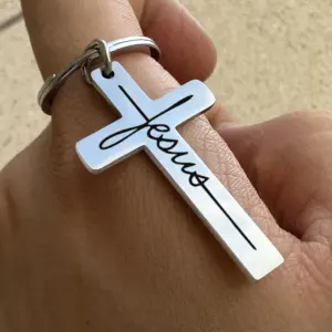 Schlüsselanhänger Kreuz mit Jesus aus Edelstahl – christliches Accessoire
