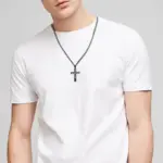 Schwarze Kreuzkette für Herren getragen zu einem weißen T-Shirt