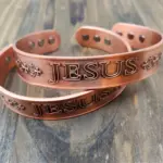 Jesus Armreif Kupfer – Detailansicht des christlichen Designs