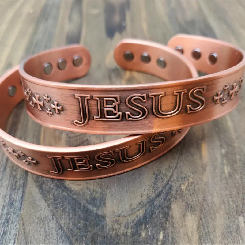 Jesus Armreif Kupfer – Detailansicht des christlichen Designs