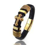 Schwarzes Lederarmband mit goldfarbenem Kreuz und goldfarbenen Metallelementen