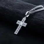 MossanRappr Kruzifix-Kette im Iced-Out Look – Detailansicht