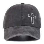 Dunkelgraue Cap von vorn mit seitlich versetzter weißer Kreuzstickerei