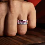 MAMA-Ring mit Sonnenblumen und Rosen am Finger getragen
