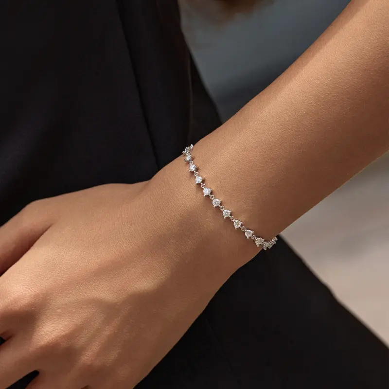 Filigranes Moissanit Armband mit gleichmäßigem Steinbesatz