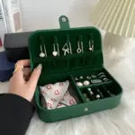 Grünes Reise-Schmucketui mit Knopfverschluss für Schmuck