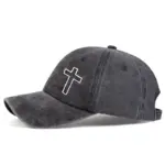 Dunkelgraue Vintage Cap mit Kreuzstickerei in schräger Seitenansicht
