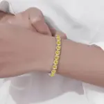 Goldgelbes Moissanit Tennisarmband am Handgelenk getragen