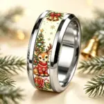 Weihnachtsring mit Rentier – silberfarbener Bandring in schräger Gesamtansicht