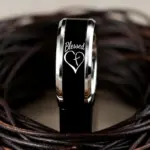 Blessed Ring mit hellem Herz-Kreuz-Motiv auf schwarzem Band von vorne