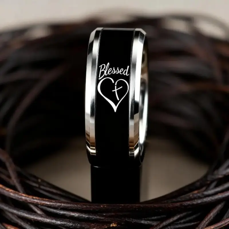Blessed Ring mit hellem Herz-Kreuz-Motiv auf schwarzem Band von vorne