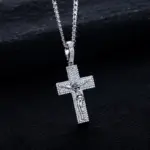 Kruzifix Anhänger mit Jesus Christus und Moissanit – Detail