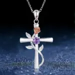 Rosen-Kreuzkette mit violettem Zirkonia auf dunklem Untergrund