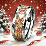 Edelstahlring mit Weihnachtsmann und Lebkuchen vor roter Weihnachtsdekoration