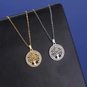Lebensbaumketten aus Edelstahl in Goldfarben und Silberfarben auf schwarzem Display