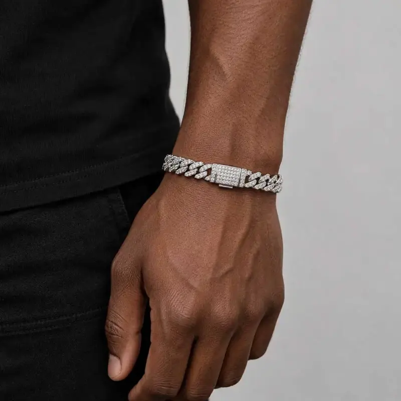 Silberfarbenes Cuban Link Armband mit geschlossener Schließe getragen