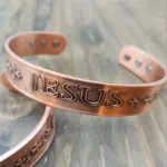 Jesus Armreif Unisex – Ansicht am Handgelenk