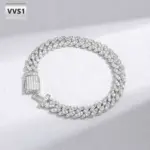 Silberfarbenes Moissanit Cuban Link Armband mit geöffneter Schließe