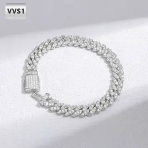 Silberfarbenes Moissanit Cuban Link Armband mit geöffneter Schließe